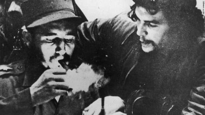 Ông Fidel hút xì gà bên cạnh người anh hùng cách mạng nổi tiếng khác là Che Guevara trong những ngày chiến đấu du kích Sierra Maestra, Cuba. Ảnh: CNN. Ông Fidel hút xì gà bên cạnh người anh hùng cách mạng nổi tiếng khác là Che Guevara trong những ngày chiến đấu du kích Sierra Maestra, Cuba. Ảnh: CNN.