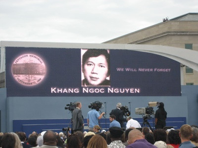 Quang cảnh lễ tưởng niệm anh Nguyễn Ngọc Khang bên ngoài Lầu Năm Góc. Ảnh: New York Times