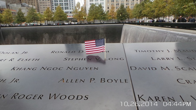 Tên anh Nguyễn Ngọc Khang được khắc trên tấm bia đá bao quanh hồ nước Đài tưởng niệm quốc gia cùng gần 3.000 tên các nạn nhân khác trong vụ khủng bố kinh hoàng ngày 11/9/2001.