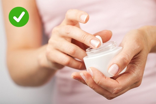 Chọn kem trang điểm phù hợp: Các chuyên gia trang điểm hàng đầu và bác sĩ da liễu khuyên bạn nên tránh sử dụng các loại kem chứa dầu vào mùa hè.