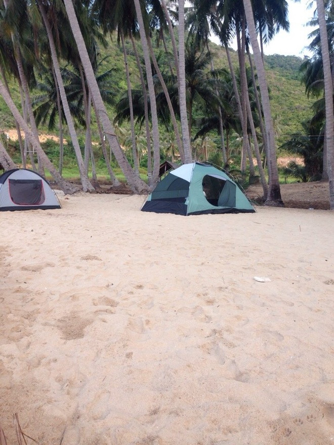 Đến với Nam Du, bạn có thể thuê nhà dân để nghỉ hoặc nghỉ trong lều trên bãi cát trắng dưới những hàng dừa cao vút.