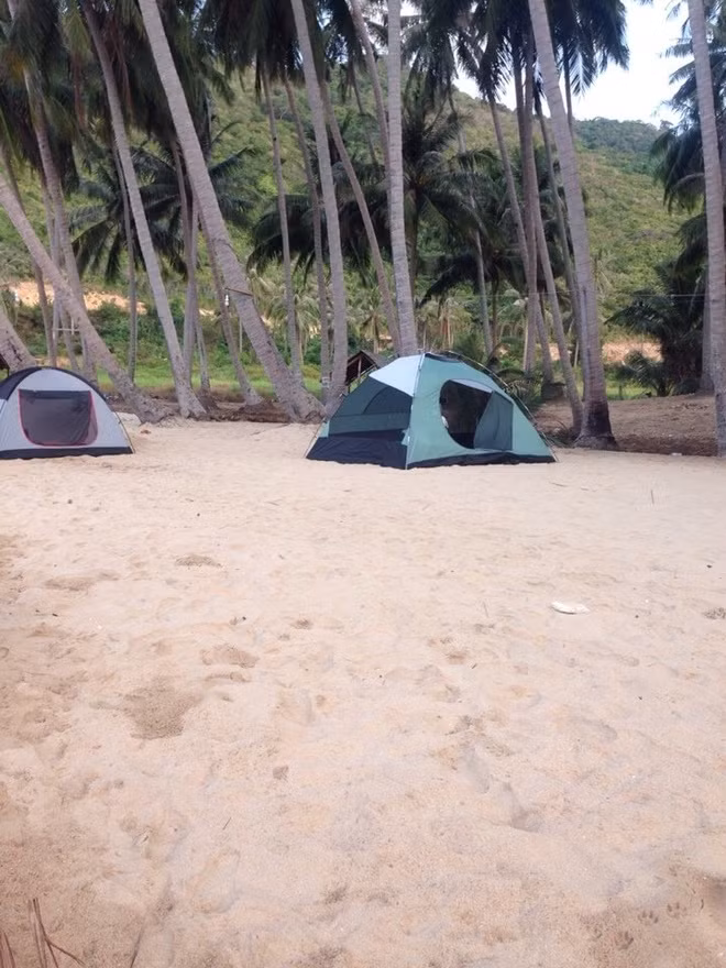 Đến với Nam Du, bạn có thể thuê nhà dân để nghỉ hoặc nghỉ trong lều trên bãi cát trắng dưới những hàng dừa cao vút.