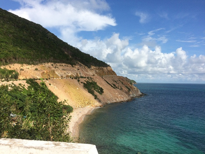 Con đường bê tông uốn lượn quanh đảo.