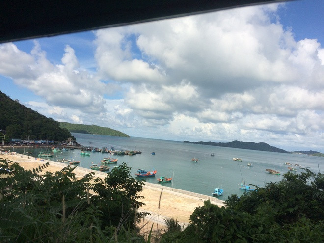 Xa xa là bến tàu Hòn Lớn. Nơi đây sẽ hình thành các nhà nghỉ trong vỏ container nhằm phục vụ lượng khách ngày một đông đến với Nam Du.