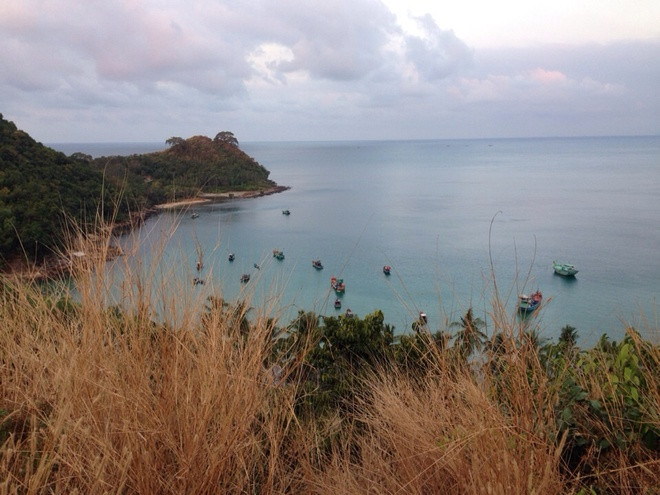 Kiên Giang mình đẹp làm sao, bóng mây sánh đôi bóng núi, con chim nhạn hát điệu tình quê...