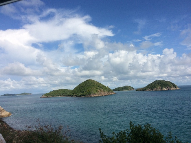 Những hòn đảo cách nhau khá gần, đan xen vào nhau. Để diễn tả sự phong phú về các đảo trong quần đảo Nam du, dân gian có câu: ”Hòn Mấu đâm thấu Đô Nai, Đô Nai quay sang Bờ Đập, Bờ Đập tấp lại Hòn Lò, Hòn Lò mò đến Hòn Ngang, Hòn Ngang tạt sang Hòn Đụng, Hòn Đụng cụng vào Hòn Dầu, Hòn Dầu nằm chầu Bỏ Áo, Bỏ Áo tháo ngược Hòn Ông, Hòn Ông dông đến Hòn Dâm, Hòn Dâm đâm thẳng Hòn Tre, Hòn Tre te đến Hòn Mốc, Hòn Mốc xốc lại Hòn Nhàn, Hòn Nhàn tràn thẳng Hòn Hàn, Hòn Hàn quàng cổ ba Hòn Nồm, Hòn Nồm chồm đại lên Hòn Khô, Hòn Khô vô bãi Chệt, bãi Chệt lết lên Hòn Lớn”.