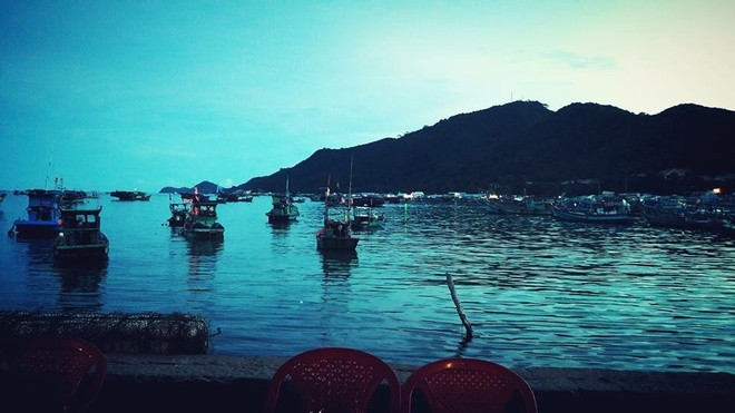 Hoàng hôn trên bến cảng.