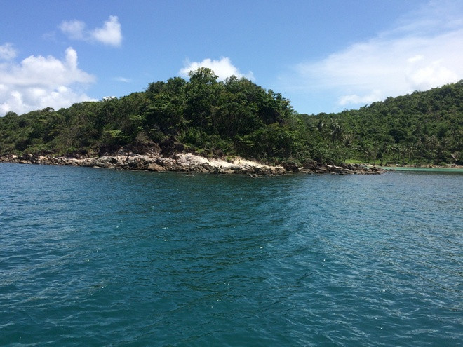 Xung quanh các đảo thường có các rặng san hô với hệ sinh thái đa dạng.