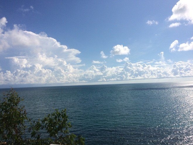 Sự hòa quyện của mây, trời, và biển.