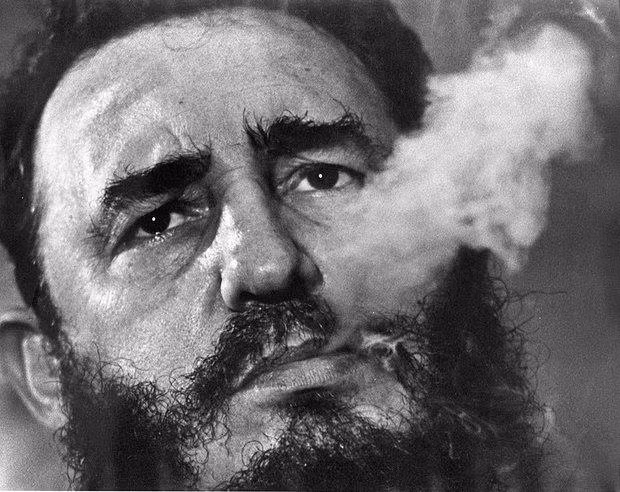 Fidel Castro hút xì gà tại Phủ Chủ tịch ở Havana vào năm Ảnh: AP.