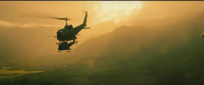 Dàn trực thăng bay xuyên vào không gian, rồi bất ngờ một chiếc bị đâm vỡ nát bởi vật thể lạ. Đây cũng là khung cảnh của vùng Tam Cốc với những cánh đồng lúa bạt ngàn.