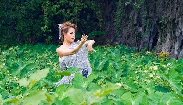 Toàn cảnh khu sinh thái là một vùng núi non hùng vĩ, tráng lệ được tạo bởi các thế núi muôn hình vạn trạng, soi bóng xuống những dòng suối nhỏ quanh co, uốn khúc nối liền các hang động, các thung lũng hoang sơ, kỳ bí, đẹp đến lạ thường.