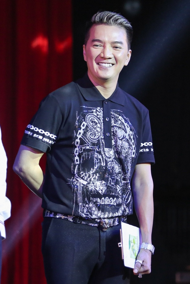 Để phục vụ những vị khách cao cấp, đơn vị tổ chức cũng phát hành mỗi đêm diễn 30 vé VIP có giá khoảng 1.000 USD (hơn 20 triệu đồng). Các mức vé còn lại dao động từ 800.000 - 3 triệu đồng. Để phục vụ những vị khách cao cấp, đơn vị tổ chức cũng phát hành mỗi đêm diễn 30 vé VIP có giá khoảng 1.000 USD (hơn 20 triệu đồng). Các mức vé còn lại dao động từ 800.000 - 3 triệu đồng.