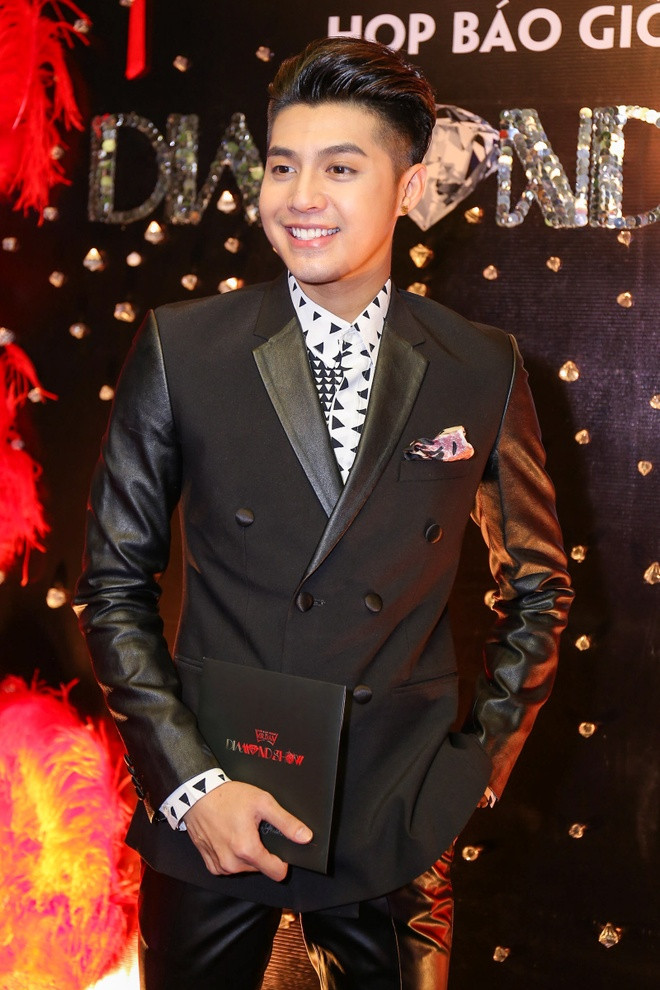 Dù bận việc riêng, Noo Phước Thịnh vẫn dành thời gian ghé qua chúc mừng đàn anh. Anh và Mr. Đàm có cơ hội làm việc khi cùng ngồi ghế nóng Tuyệt đỉnh song ca nên rất quý mến nhau. 3 khách mời còn lại gồm Hồng Ngọc, Thanh Thảo và Dương Triệu Vũ. Dù bận việc riêng, Noo Phước Thịnh vẫn dành thời gian ghé qua chúc mừng đàn anh. Anh và Mr. Đàm có cơ hội làm việc khi cùng ngồi ghế nóng Tuyệt đỉnh song ca nên rất quý mến nhau. 3 khách mời còn lại gồm Hồng Ngọc, Thanh Thảo và Dương Triệu Vũ.