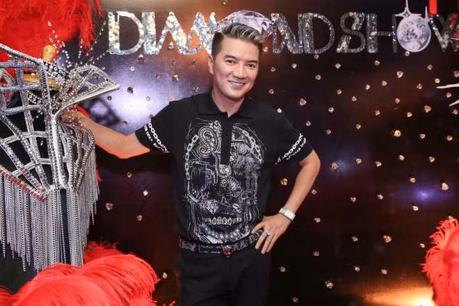 Ý tưởng của Diamond show được Mr. Đàm nảy ra sau khi anh có giấc mơ kỳ lạ, rằng mọi thứ xung quanh mình đều trở nên lấp lánh, nhiều màu sắc. Do đó, phương châm thực hiện live show này được anh nói vui là "thật lộng lẫy, thật diêm dúa và thật làm quá".