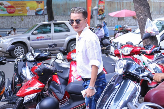 2016 là cột mốc đặc biệt đánh dấu 20 năm bước vào con đường ca hát của Đàm Vĩnh Hưng. Nhân dịp đặc biệt này, nam ca sĩ quyết định tổ chức live show với tên gọi Diamond show (tạm dịch: Đêm nhạc kim cương). Trưa 23/8 tại phòng trà ở trung tâm TP HCM, anh tổ chức buổi họp báo công bố dự án này. 2016 là cột mốc đặc biệt đánh dấu 20 năm bước vào con đường ca hát của Đàm Vĩnh Hưng. Nhân dịp đặc biệt này, nam ca sĩ quyết định tổ chức live show với tên gọi Diamond show (tạm dịch: Đêm nhạc kim cương). Trưa 23/8 tại phòng trà ở trung tâm TP HCM, anh tổ chức buổi họp báo công bố dự án này.