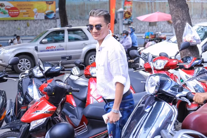 2016 là cột mốc đặc biệt đánh dấu 20 năm bước vào con đường ca hát của Đàm Vĩnh Hưng. Nhân dịp đặc biệt này, nam ca sĩ quyết định tổ chức live show với tên gọi Diamond show (tạm dịch: Đêm nhạc kim cương). Trưa 23/8 tại phòng trà ở trung tâm TP HCM, anh tổ chức buổi họp báo công bố dự án này.
