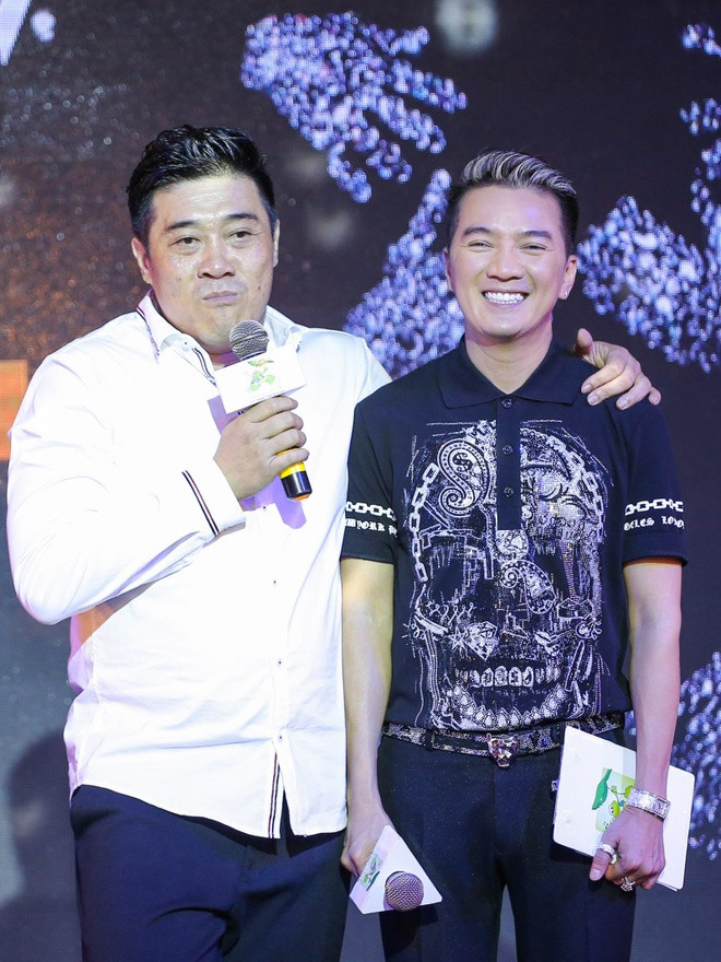 Đảm nhận vai trò đạo diễn là Trần Vi Mỹ - người gắn bó với nam ca sĩ Say tình trong nhiều live show trước đây. Anh tiết lộ, con số đầu tư đến thời điểm này đã lên đến 9 tỷ đồng. Đảm nhận vai trò đạo diễn là Trần Vi Mỹ - người gắn bó với nam ca sĩ Say tình trong nhiều live show trước đây. Anh tiết lộ, con số đầu tư đến thời điểm này đã lên đến 9 tỷ đồng.