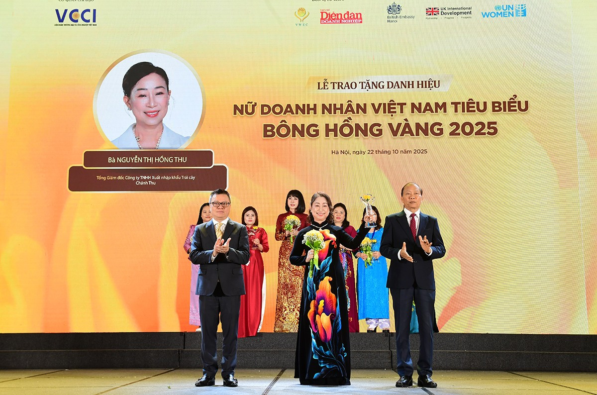 Ủy viên Trung ương Đảng, Phó Trưởng Ban Tuyên giáo và Dân vận Trung ương Lê Quốc Minh và Phó Chủ tịch VCCI Hoàng Quang Phòng trao tặng danh hiệu Bông Hồng Vàng cho nữ doanh nhân Nguyễn Thị Hồng Thu - Ủy viên BCH VACOD, Tổng Giám đốc Công ty TNHH Xuất nhập khẩu Trái cây Chánh Thu c7.jpg
