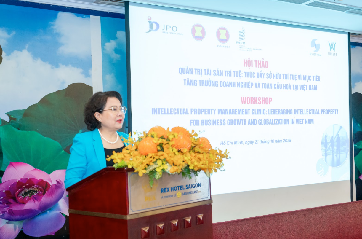 Bà Nguyễn Thị Tuyết Minh, Nhà sáng lập, Chủ tịch WeLead phát biểu tại hội thảo anh-chup-man-hinh-2025-10-24-luc-64020-ch.png
