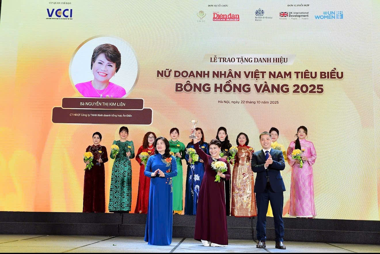 Bà Nguyễn Thị Hà - Thứ trưởng Bộ Nội vụ và ông Đậu Anh Tuấn, Phó Tổng Thư ký, Trưởng Ban Pháp chế VCCI trao tặng danh hiệu Bông Hồng Vàng cho nữ doanh nhân Nguyễn Thị Kim Liên - Uỷ viên Ban chấp hành VACOD, Chủ tịch Hội đồng Quản trị Công ty TNHH Kinh doanh Tổng hợp Ân Điển Bà Nguyễn Thị Hà - Thứ trưởng Bộ Nội vụ và ông Đậu Anh Tuấn, Phó Tổng Thư ký, Trưởng Ban Pháp chế VCCI trao tặng danh hiệu Bông Hồng Vàng cho nữ doanh nhân Nguyễn Thị Kim Liên - Uỷ viên Ban chấp hành VACOD, Chủ tịch Hội đồng Quản trị Công ty TNHH Kinh doanh Tổng hợp Ân Điển