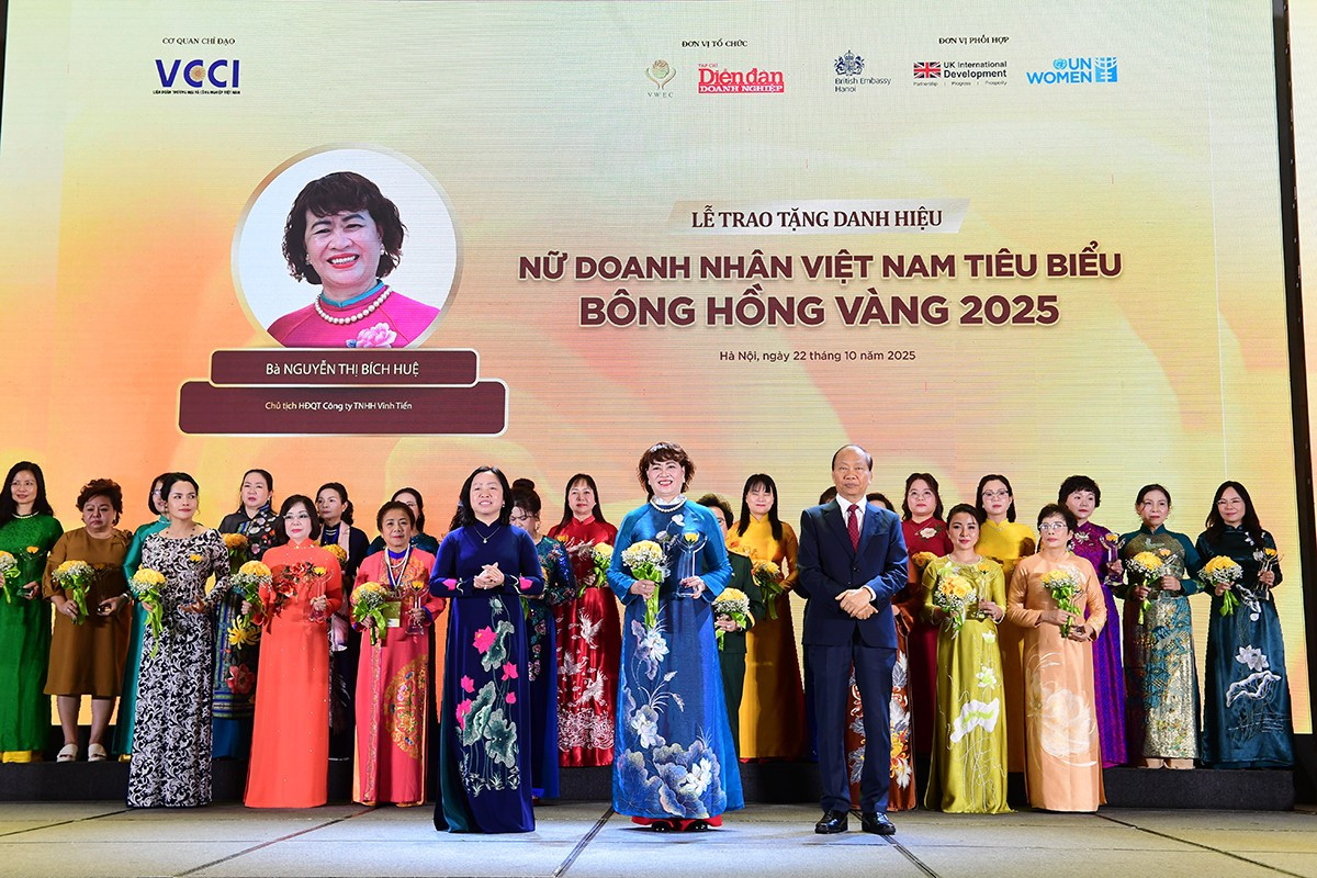 Phó Chủ tịch VCCI Hoàng Quang Phòng và bà Thái Thu Xương - Phó Chủ tịch Thường trực Tổng Liên đoàn Lao động Việt Nam trao tặng danh hiệu Bông Hồng Vàng cho nữ doanh nhân Nguyễn Thị Bích Huệ - Uỷ viên Ban chấp hành VACOD, Giám đốc Công ty TNHH Vĩnh Tiến Phó Chủ tịch VCCI Hoàng Quang Phòng và bà Thái Thu Xương - Phó Chủ tịch Thường trực Tổng Liên đoàn Lao động Việt Nam trao tặng danh hiệu Bông Hồng Vàng cho nữ doanh nhân Nguyễn Thị Bích Huệ - Uỷ viên Ban chấp hành VACOD, Giám đốc Công ty TNHH Vĩnh Tiến