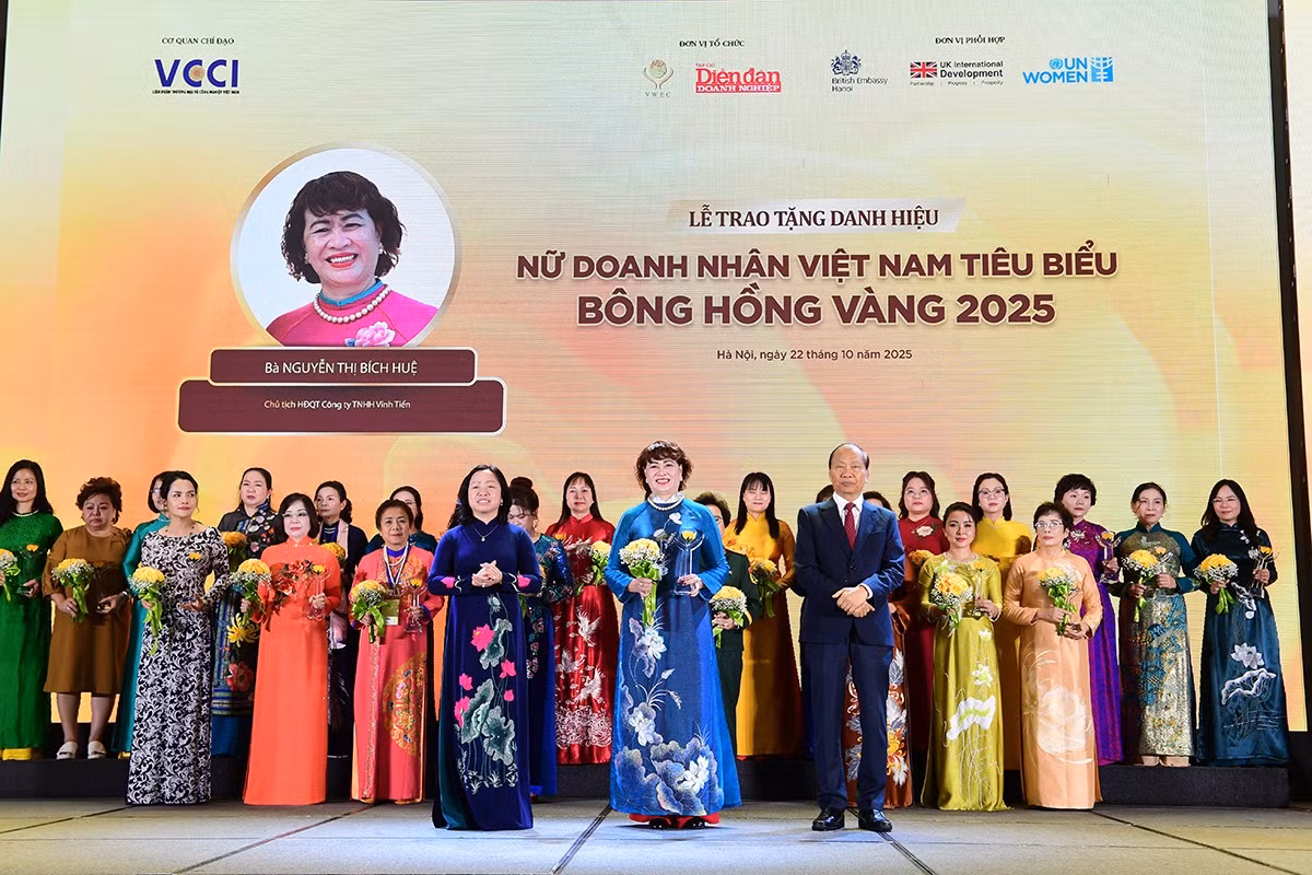 Phó Chủ tịch VCCI Hoàng Quang Phòng và bà Thái Thu Xương - Phó Chủ tịch Thường trực Tổng Liên đoàn Lao động Việt Nam trao tặng danh hiệu Bông Hồng Vàng cho nữ doanh nhân Nguyễn Thị Bích Huệ - Uỷ viên Ban chấp hành VACOD, Giám đốc Công ty TNHH Vĩnh Tiến