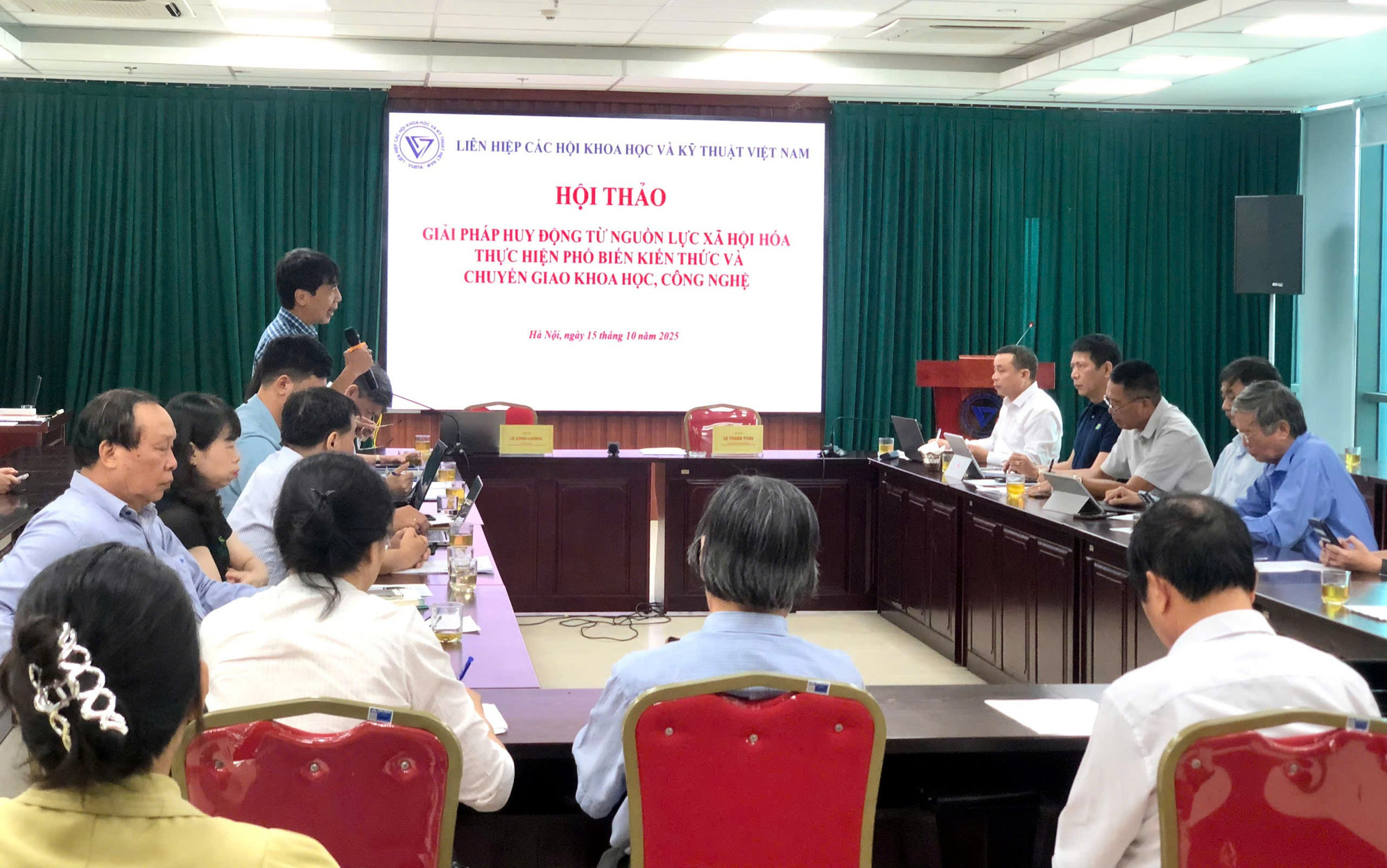 Toàn cảnh buổi hội thảo 8d0040b43790bacee381.jpg