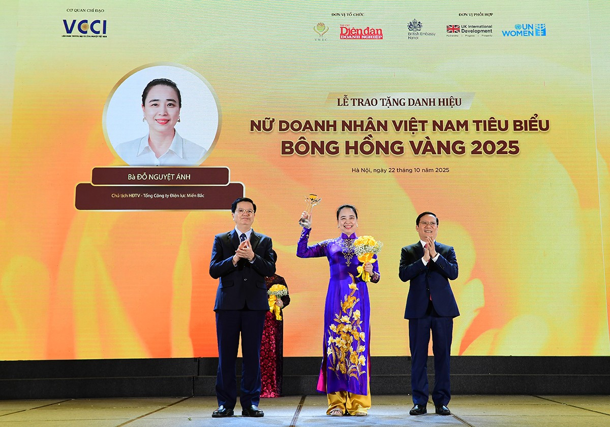 Phó Thủ tướng Chính phủ Mai Văn Chính và Chủ tịch VCCI Phạm Tấn Công trao danh hiệu Bông Hồng Vàng cho nữ doanh nhân Đỗ Nguyệt Ánh - Chủ tịch HĐTV Tổng Công ty Điện lực Miền Bắc - TOP 10 nữ doanh nhân tiêu biểu xuất sắc Việt Nam 2025 d2.jpg
