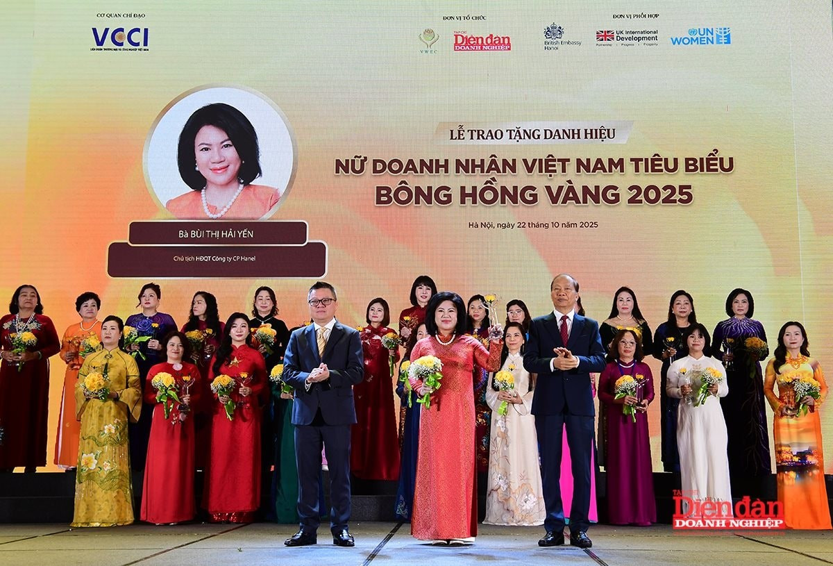 Ủy viên Trung ương Đảng, Phó Trưởng Ban Tuyên giáo và Dân vận Trung ương Lê Quốc Minh và Phó Chủ tịch VCCI Hoàng Quang Phòng trao tặng danh hiệu Bông Hồng Vàng cho nữ doanh nhân Bùi Thị Hải Yến – Phó Chủ tịch HBA, Chủ tịch HĐQT Công ty CP Hanel. Ảnh: Diễn đàn Doanh nghiệp Ủy viên Trung ương Đảng, Phó Trưởng Ban Tuyên giáo và Dân vận Trung ương Lê Quốc Minh và Phó Chủ tịch VCCI Hoàng Quang Phòng trao tặng danh hiệu Bông Hồng Vàng cho nữ doanh nhân Bùi Thị Hải Yến – Phó Chủ tịch HBA, Chủ tịch HĐQT Công ty CP Hanel. Ảnh: Diễn đàn Doanh nghiệp