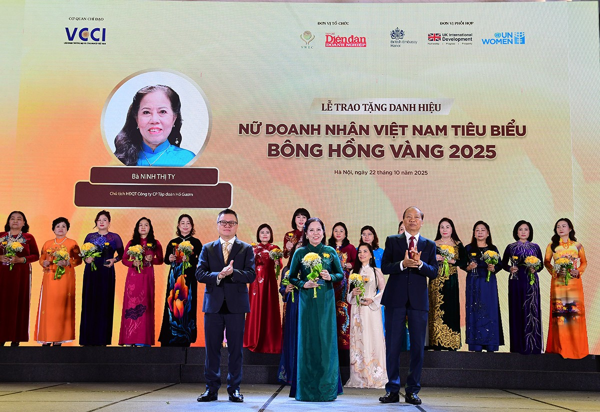 Ủy viên Trung ương Đảng, Phó Trưởng Ban Tuyên giáo và Dân vận Trung ương Lê Quốc Minh và Phó Chủ tịch VCCI Hoàng Quang Phòng trao tặng danh hiệu Bông Hồng Vàng cho nữ doanh nhân Ninh Thị Ty – Uỷ viên Ban thường vụ VACOD, Phó Chủ tịch HBA, Chủ tịch HĐQT Công ty CP Tập đoàn Hồ Gươm c18.jpg