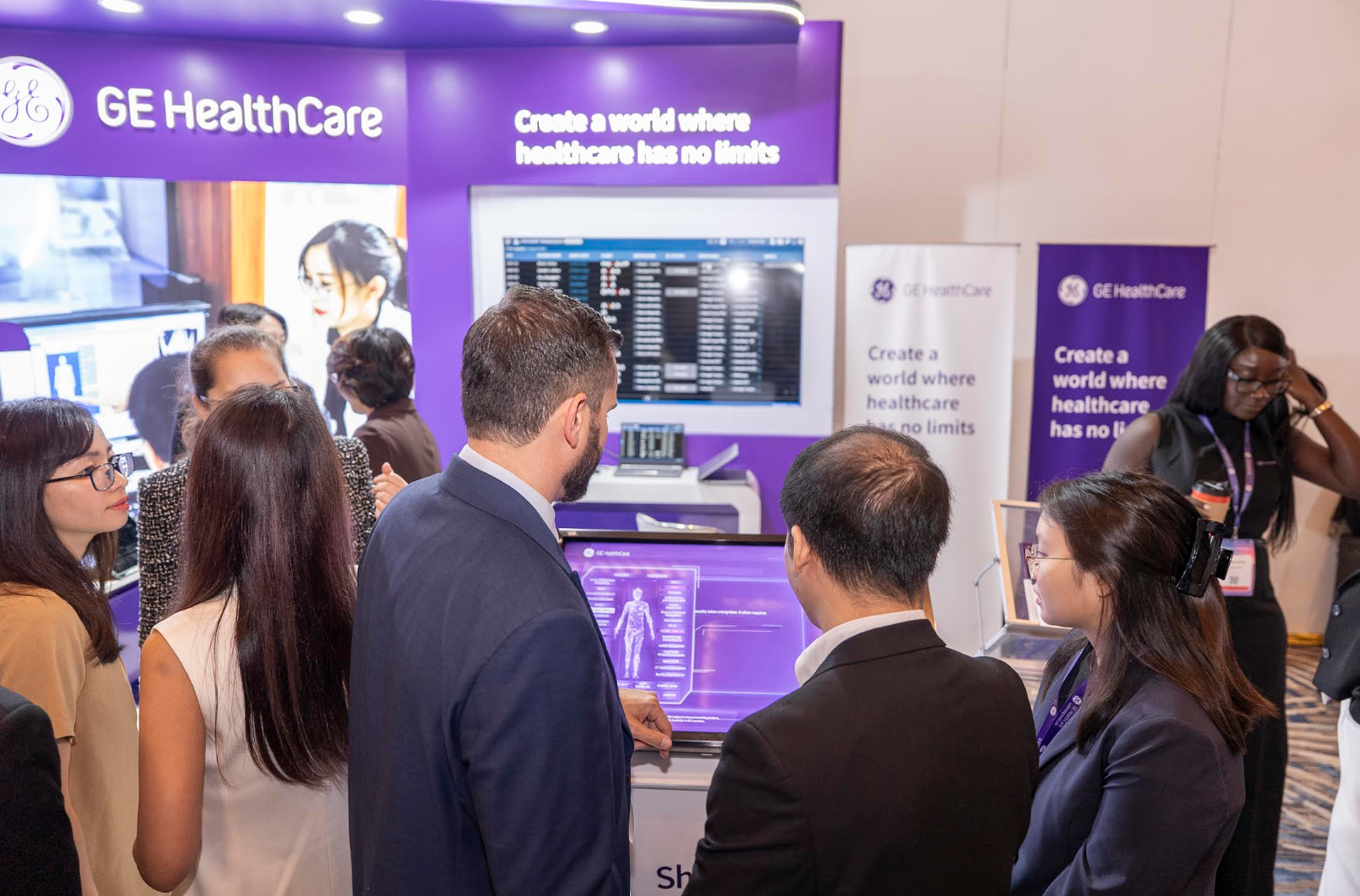 Các giải pháp và công nghệ của GE HealthCare thu hút đông đảo khách tham quan tại HMA 2025 anh-chup-man-hinh-2025-10-11-luc-121313-ch.png