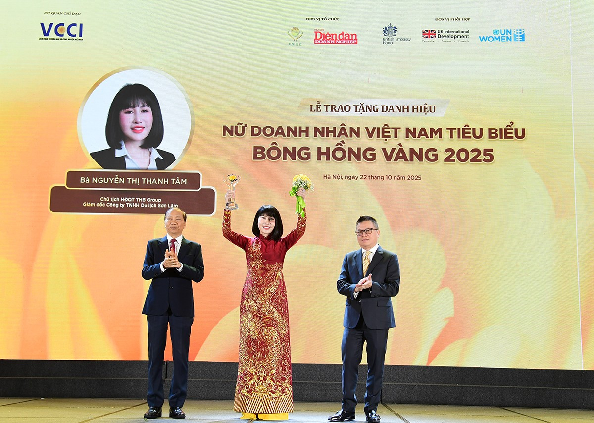 Ủy viên Trung ương Đảng, Phó Trưởng Ban Tuyên giáo và Dân vận Trung ương Lê Quốc Minh và Phó Chủ tịch VCCI Hoàng Quang Phòng trao tặng danh hiệu Bông Hồng Vàng cho nữ doanh nhân Nguyễn Thị Thanh Tâm - Phó Chủ tịch HBA, Hội viên VACOD, Chủ tịch HĐQT THB Group, Giám đốc Công ty TNHH Du lịch Sơn Lâm, TP Hà Nội Ủy viên Trung ương Đảng, Phó Trưởng Ban Tuyên giáo và Dân vận Trung ương Lê Quốc Minh và Phó Chủ tịch VCCI Hoàng Quang Phòng trao tặng danh hiệu Bông Hồng Vàng cho nữ doanh nhân Nguyễn Thị Thanh Tâm - Phó Chủ tịch HBA, Hội viên VACOD, Chủ tịch HĐQT THB Group, Giám đốc Công ty TNHH Du lịch Sơn Lâm, TP Hà Nội
