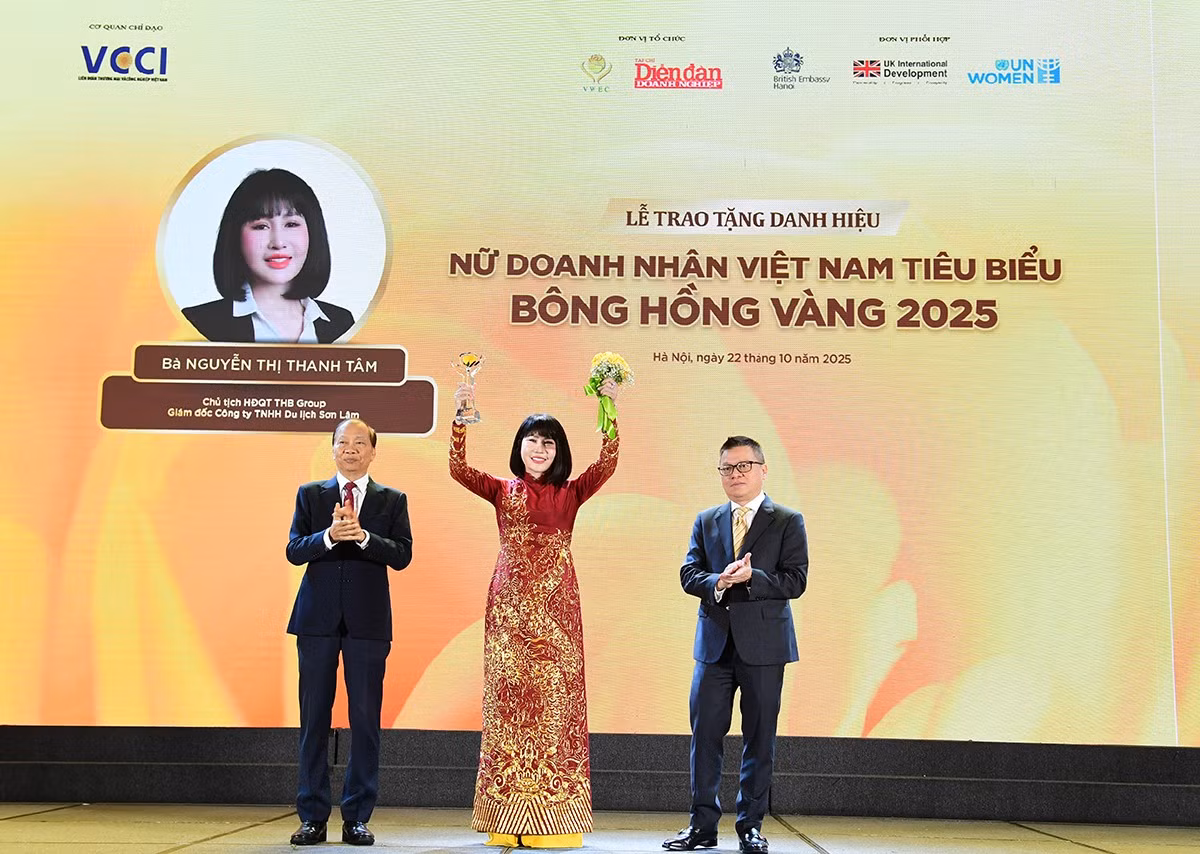 Ủy viên Trung ương Đảng, Phó Trưởng Ban Tuyên giáo và Dân vận Trung ương Lê Quốc Minh và Phó Chủ tịch VCCI Hoàng Quang Phòng trao tặng danh hiệu Bông Hồng Vàng cho nữ doanh nhân Nguyễn Thị Thanh Tâm - Phó Chủ tịch HBA, Hội viên VACOD, Chủ tịch HĐQT THB Group, Giám đốc Công ty TNHH Du lịch Sơn Lâm, TP Hà Nội