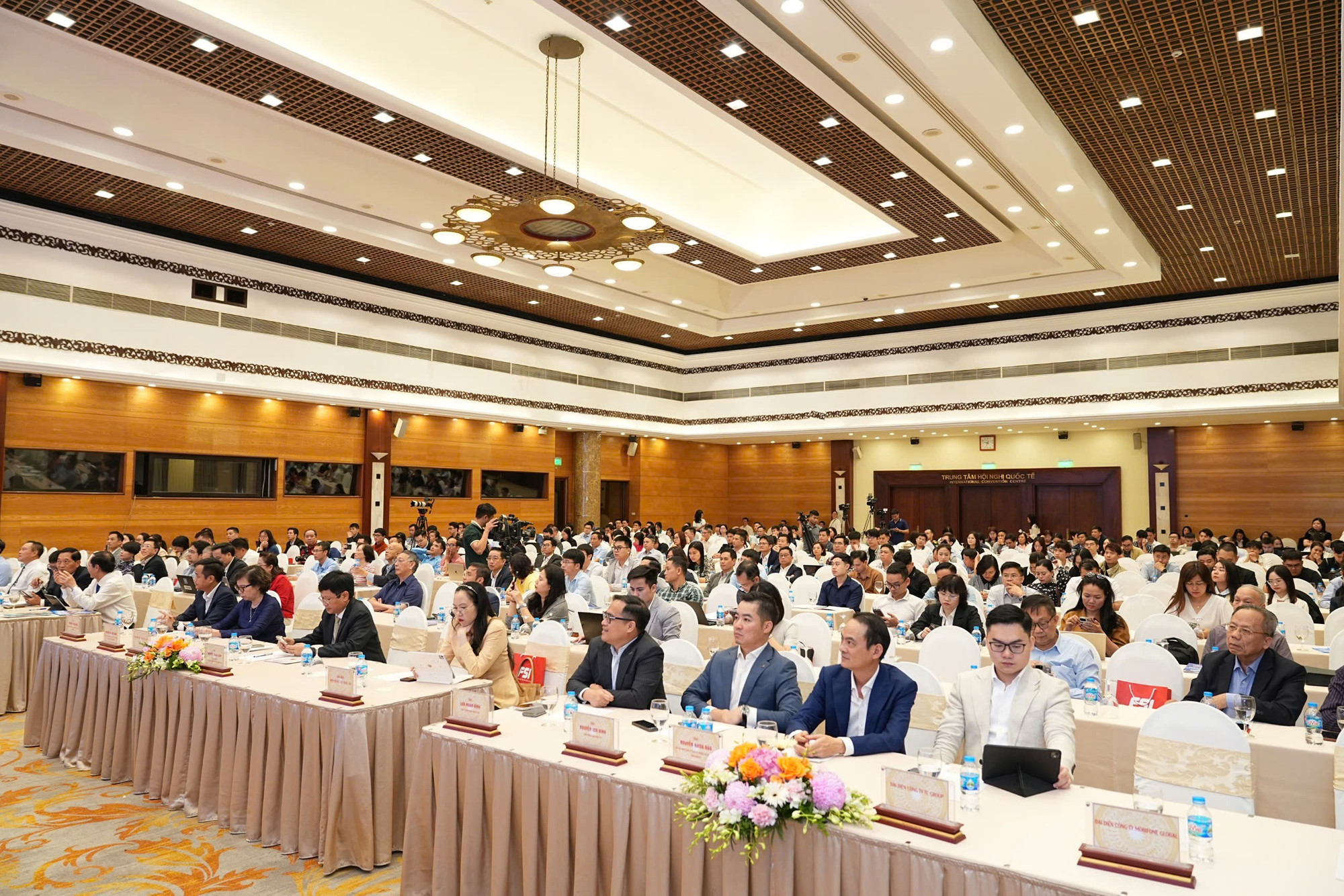toan-canh-hoi-thao.jpg