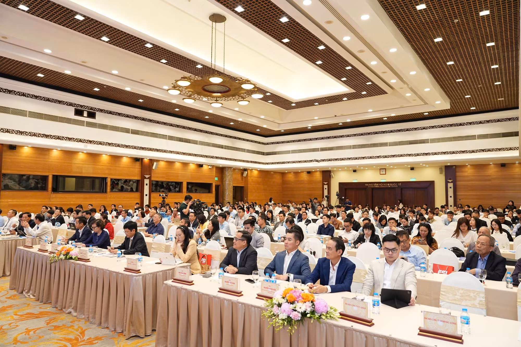 toan-canh-hoi-thao.jpg