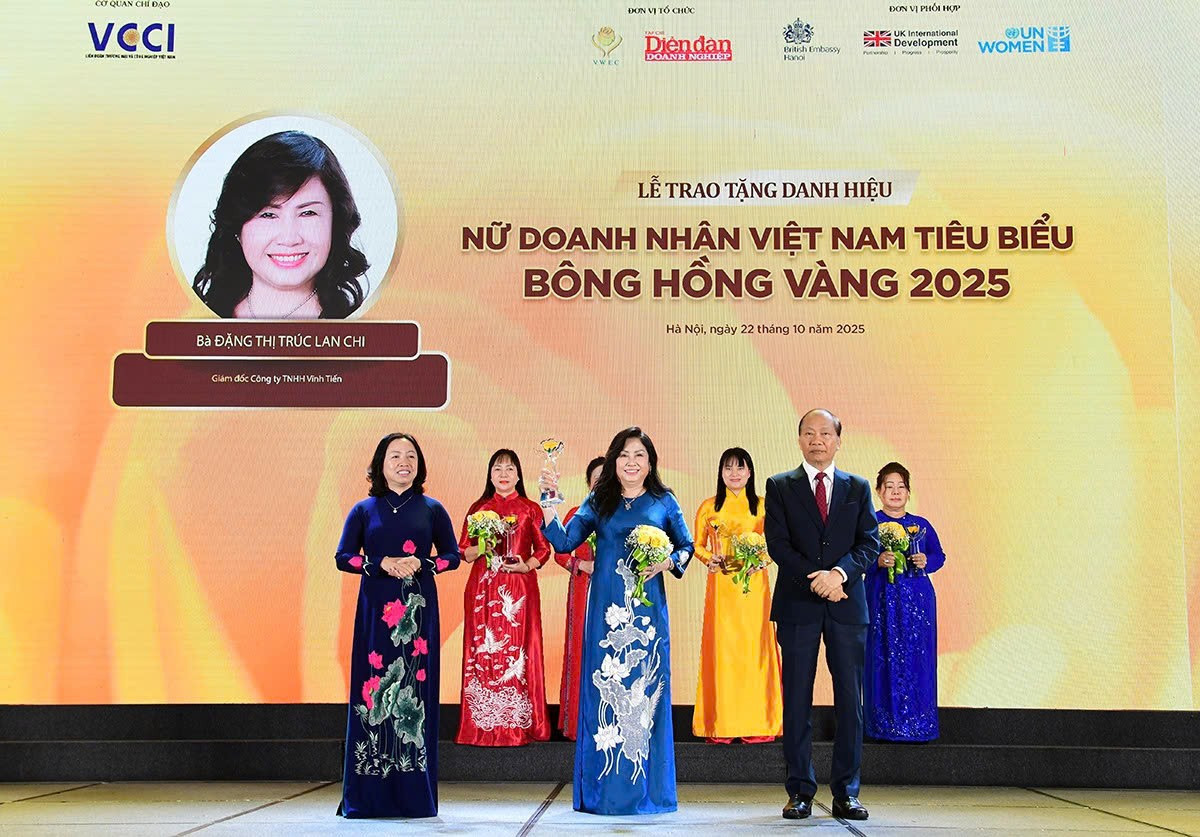 Phó Chủ tịch VCCI Hoàng Quang Phòng và bà Thái Thu Xương - Phó Chủ tịch Thường trực Tổng Liên đoàn Lao động Việt Nam trao tặng danh hiệu Bông Hồng Vàng cho nữ doanh nhân Đặng Thị Trúc Lan Chi – Ủy viên Ban Thường vụ VACOD, Giám đốc Công ty TNHH Vĩnh Tiến