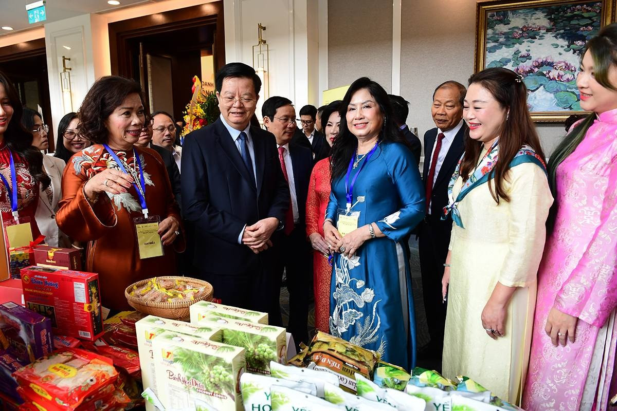 Ông Mai Văn Chính - Ủy viên Trung ương Đảng, Phó Thủ tướng Chính phủ, ông PhạmTấn Công - Chủ tịch VCCI, ông Hoàng Quang Phòng - Phó Chủ tịch VCCI, bà Nguyễn Thị Thu Thủy - Phó Chủ tịch thường trực VACOD và các đại biểu tham quan gian hàng của Công ty TNHH Vĩnh Tiến chi-chi.jpg