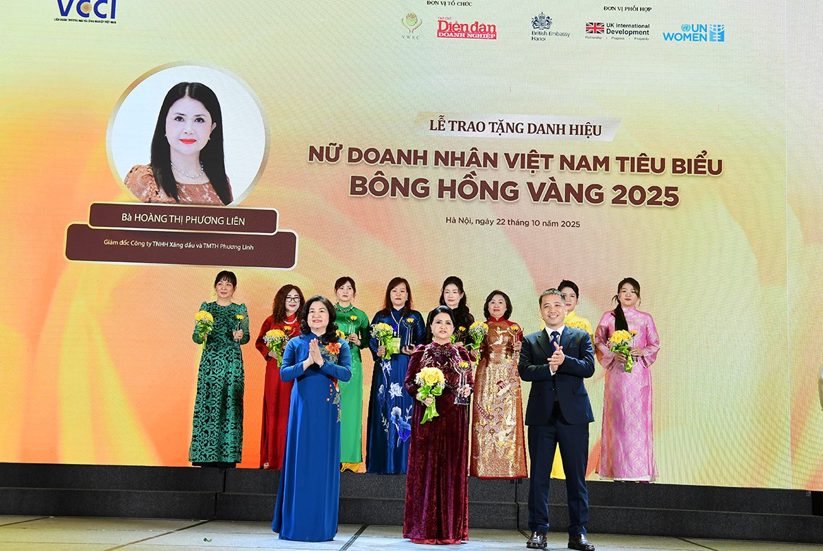 Bà Nguyễn Thị Hà - Thứ trưởng Bộ Nội vụ và ông Đậu Anh Tuấn, Phó Tổng Thư ký, Trưởng Ban Pháp chế VCCI trao tặng danh hiệu Bông Hồng Vàng cho nữ doanh nhân Hoàng Thị Phương Liên - Uỷ viên Ban Chấp hành VACOD, Giám đốc Công ty Xăng Dầu và DVTM TH Phương Linh Bà Nguyễn Thị Hà - Thứ trưởng Bộ Nội vụ và ông Đậu Anh Tuấn, Phó Tổng Thư ký, Trưởng Ban Pháp chế VCCI trao tặng danh hiệu Bông Hồng Vàng cho nữ doanh nhân Hoàng Thị Phương Liên - Uỷ viên Ban Chấp hành VACOD, Giám đốc Công ty Xăng Dầu và DVTM TH Phương Linh