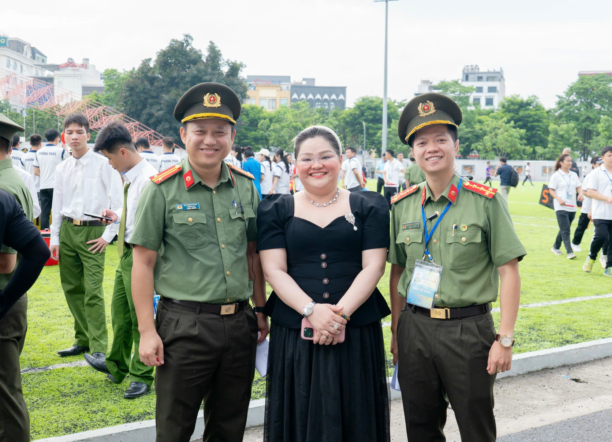 Nữ doanh nhân Hồng Trân chụp ảnh lưu niệm cùng Ban Thanh niên Công an Hà Nội gồm Trung tá Bùi Mạnh Hùng - Trưởng ban (phía bên trái) và Đại uý Nguyễn Huy Hoàng tại Hội thao Công an Thủ đô 2025 với vai trò là đơn vị đồng hành kim cương - Phúc Bảo Yến anh-2.jpg