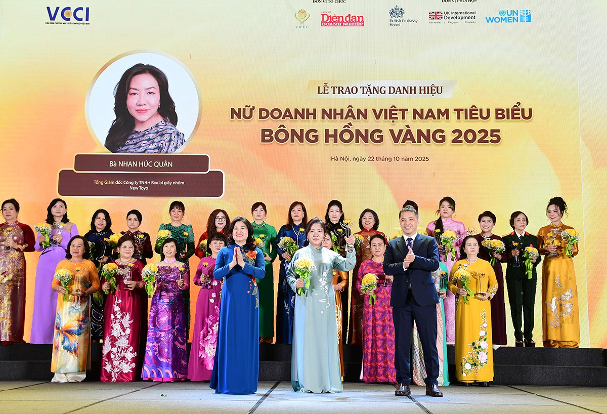 Bà Đinh Thị Mỹ Phượng – Ủy viên Ban Thường vụ VACOD, Tổng Giám đốc Công ty TNHH Quảng Thái (hàng đầu từ trái sang) tại lễ vinh danh Bà Đinh Thị Mỹ Phượng – Ủy viên Ban Thường vụ VACOD, Tổng Giám đốc Công ty TNHH Quảng Thái (hàng đầu từ trái sang) tại lễ vinh danh
