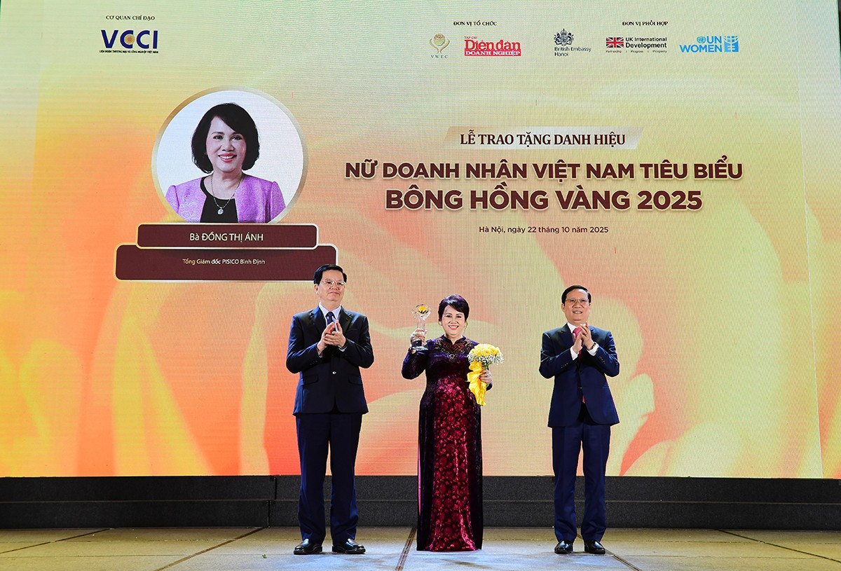 Phó Thủ tướng Chính phủ Mai Văn Chính và Chủ tịch VCCI Phạm Tấn Công trao danh hiệu Bông Hồng Vàng cho nữ doanh nhân Đồng Thị Ánh - Uỷ viên Ban Thường vụ VACOD, Chủ tịch Hội đồng Quản trị, Tổng Giám đốc PISICO tỉnh Giá Lai - TOP 10 nữ doanh nhân tiêu biểu xuất sắc Việt Nam 2025 d1.jpg