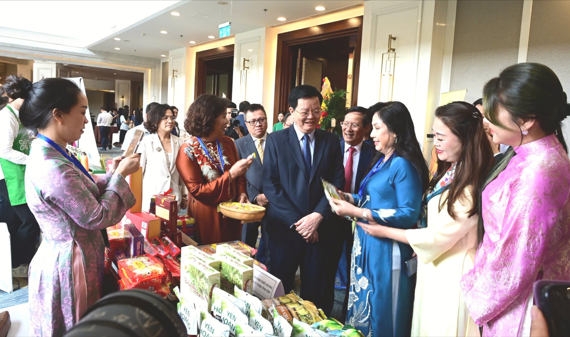 Ông Mai Văn Chính - Ủy viên Trung ương Đảng, Phó Thủ tướng Chính phủ Nước Cộng hòa Xã hội Chủ nghĩa Việt Nam và các đại biểu tham quan gian hàng của Công ty TNHH Vĩnh Tiến và Công ty TNHH Thiên Hương 160738862250625505-4292.jpg