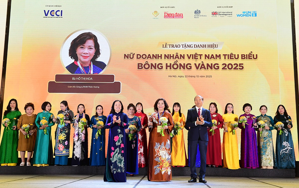 Phó Chủ tịch VCCI Hoàng Quang Phòng và bà Thái Thu Xương - Phó Chủ tịch Thường trực Tổng Liên đoàn Lao động Việt Nam trao tặng danh hiệu Bông Hồng Vàng cho nữ doanh nhân Hồ Thị Hoa – Uỷ viên Ban chấp hành VACOD, Giám đốc Công ty TNHH Thiên Hương Phó Chủ tịch VCCI Hoàng Quang Phòng và bà Thái Thu Xương - Phó Chủ tịch Thường trực Tổng Liên đoàn Lao động Việt Nam trao tặng danh hiệu Bông Hồng Vàng cho nữ doanh nhân Hồ Thị Hoa – Uỷ viên Ban chấp hành VACOD, Giám đốc Công ty TNHH Thiên Hương