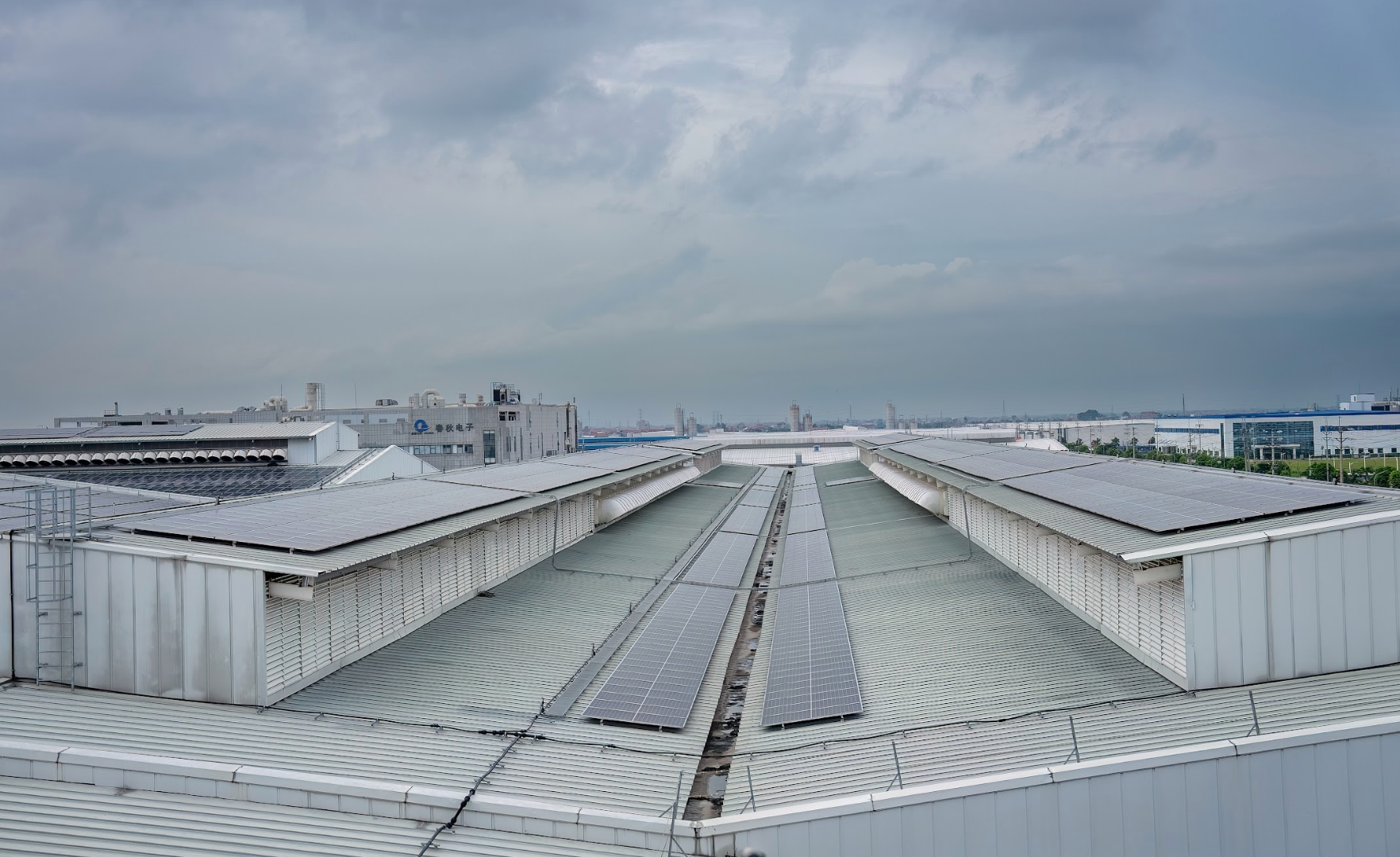 Hệ thống điện mặt trời áp mái tại một nhà máy trong KCN Hoà Phú, Bắc Giang anh-chup-man-hinh-2025-09-16-luc-65851-ch.png