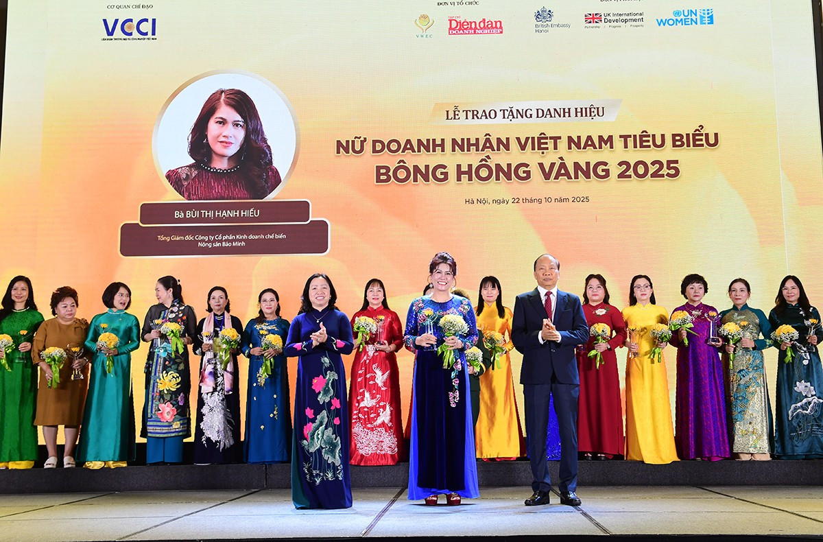 Phó Chủ tịch VCCI Hoàng Quang Phòng và bà Thái Thu Xương - Phó Chủ tịch Thường trực Tổng Liên đoàn Lao động Việt Nam trao tặng danh hiệu Bông Hồng Vàng cho nữ doanh nhân Bùi Thị Hạnh Hiếu – - Ủy viên Ban chấp hành VACOD, Tổng Giám đốc Công ty Cổ phần kinh doanh chế biến Nông sản Bảo Minh Phó Chủ tịch VCCI Hoàng Quang Phòng và bà Thái Thu Xương - Phó Chủ tịch Thường trực Tổng Liên đoàn Lao động Việt Nam trao tặng danh hiệu Bông Hồng Vàng cho nữ doanh nhân Bùi Thị Hạnh Hiếu – - Ủy viên Ban chấp hành VACOD, Tổng Giám đốc Công ty Cổ phần kinh doanh chế biến Nông sản Bảo Minh