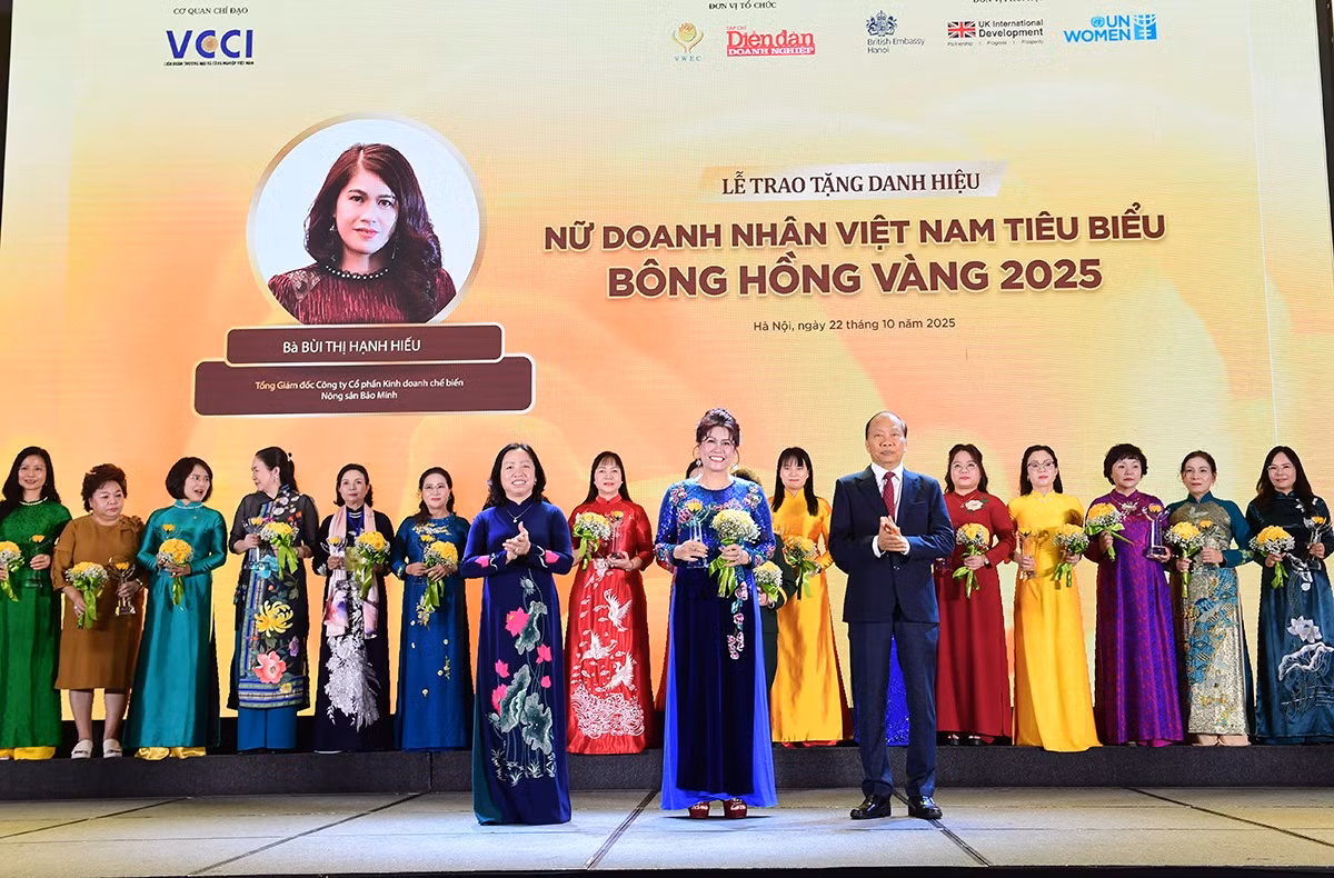 Phó Chủ tịch VCCI Hoàng Quang Phòng và bà Thái Thu Xương - Phó Chủ tịch Thường trực Tổng Liên đoàn Lao động Việt Nam trao tặng danh hiệu Bông Hồng Vàng cho nữ doanh nhân Bùi Thị Hạnh Hiếu – - Ủy viên Ban chấp hành VACOD, Tổng Giám đốc Công ty Cổ phần kinh doanh chế biến Nông sản Bảo Minh