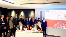 Toàn cảnh lễ ký kết