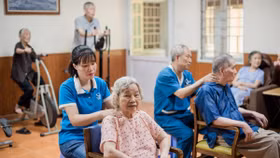 Mô hình “nhà dưỡng lão bán trú” cho phép người cao tuổi đến sinh hoạt, chăm sóc y tế, tham gia hoạt động cộng đồng, còn buổi tối trở về nhà với con cháu