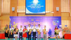 Nhà báo Nguyễn Mạnh Hưng, Tổng Biên tập báo Tuổi trẻ Thủ đô trao cờ lưu niệm cho các đội tại Giải Cầu lông trẻ tranh Cúp báo Tuổi trẻ Thủ đô lần thứ X, năm 2023. 